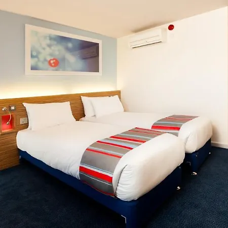 Travelodge Airport 3*