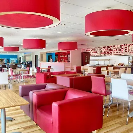 Travelodge Airport 3*