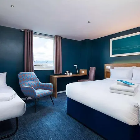 Travelodge Airport Hotel 3*