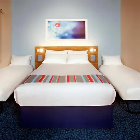 Travelodge Airport 3*