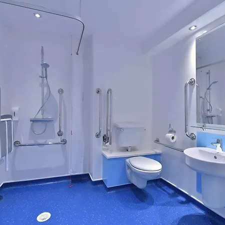 Travelodge Airport Hotel 3*
